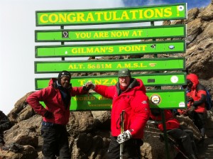 Osmund og sjefsguiden Elias på Gilmans Point på Kilimanjaro